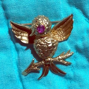Antique 14k gold Bird Pin w Ruby eye.